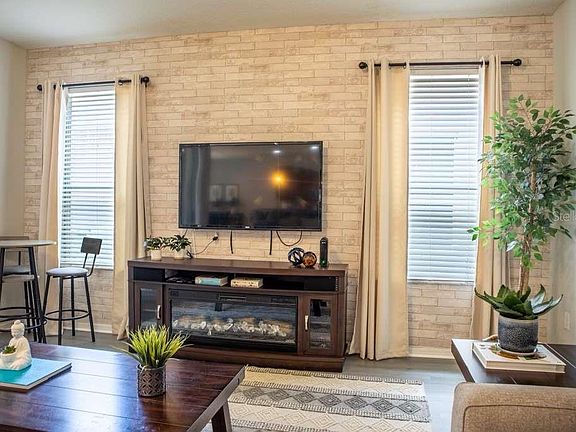 5th image of 210 LAS FUENTES DRIVE