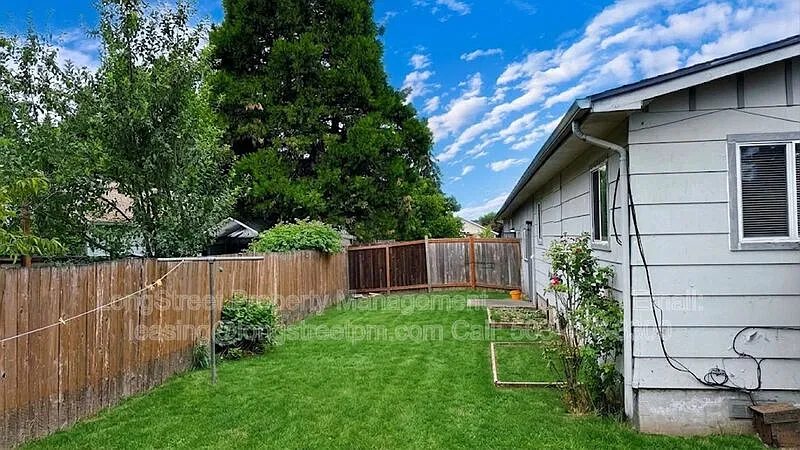 2 bed, 1.0 bath, 840 sqft, $1,795 — Photo 2