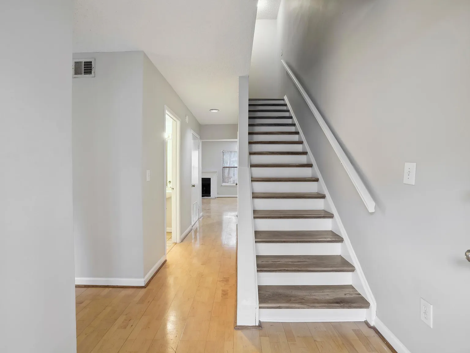 2 bed, 2.5 bath, 1468 sqft, $1,799 — Photo 2