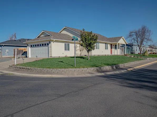 1141 Hawk Dr, Central Pt, OR 97502