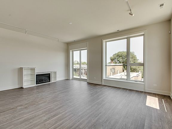 3rd image of 4421 N Clark St #302