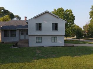 5001 Crestmoor Dr #B, Des Moines, IA 50310