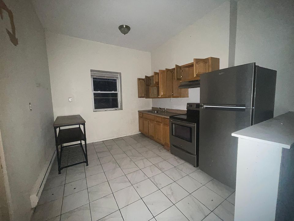 1st image of 378 Forrest St #4