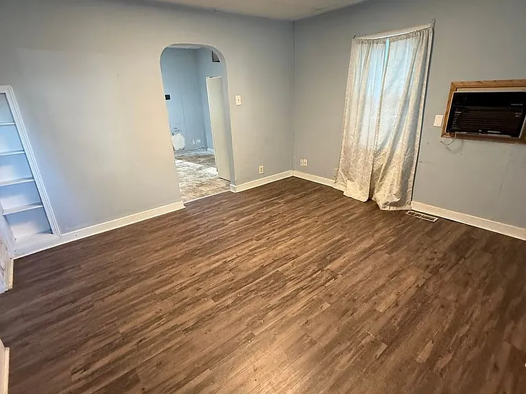832 N Main St — Photo 3