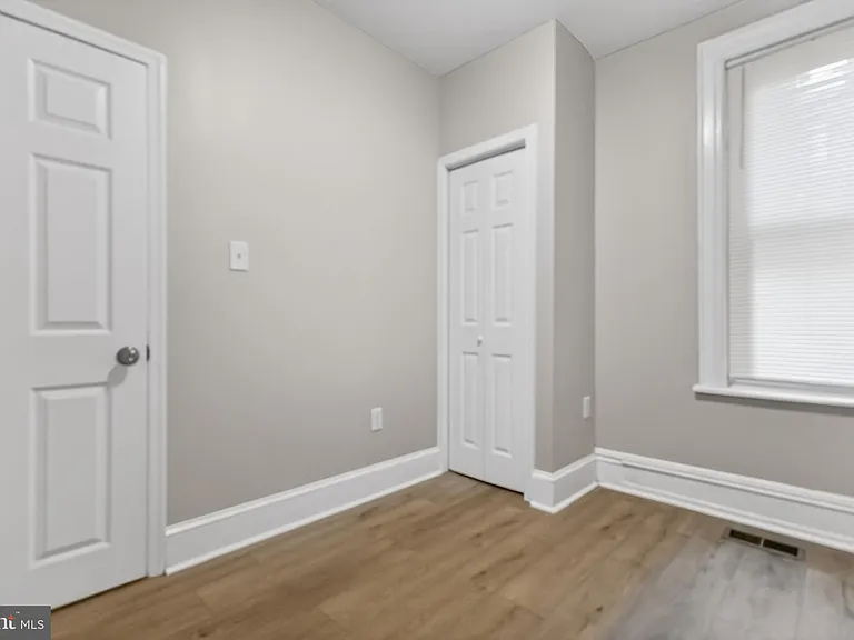 5437 Webster St — Photo 15