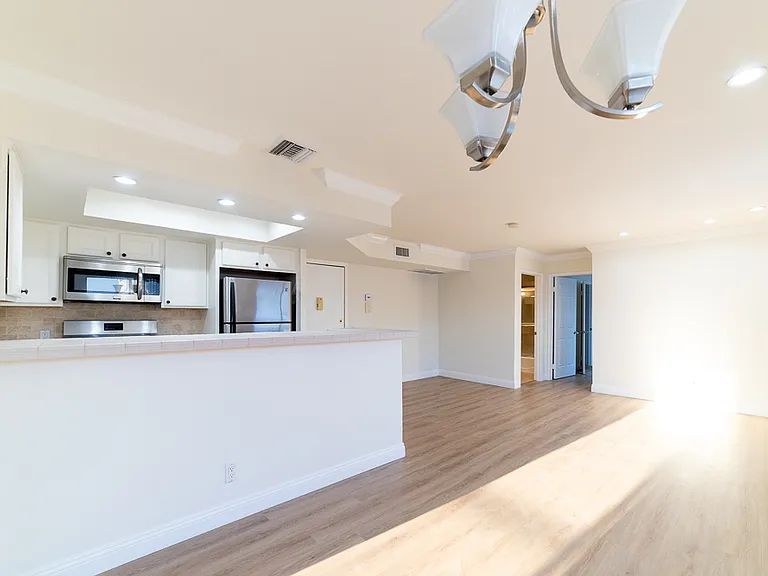 1510 S Barrington Ave #101 — Photo 6