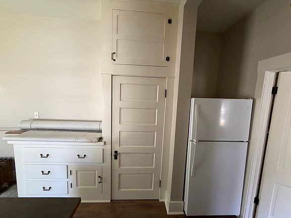 4th image of 1610 Dewey Ave #2