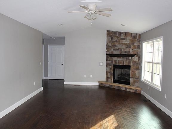 3rd image of 870 Waterview Dr