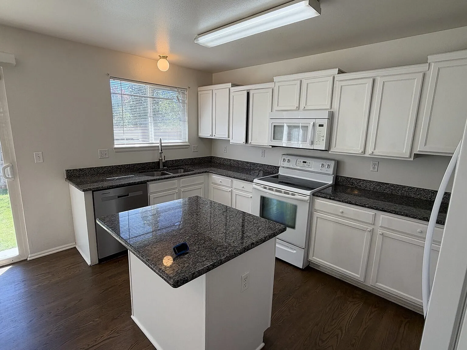 5 bed, 2.5 bath, 2056 sqft, $3,000 — Photo 3