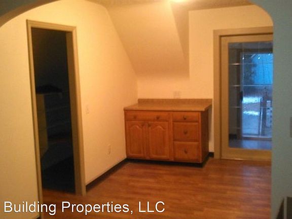 2nd image of 884 Grove St APT 6