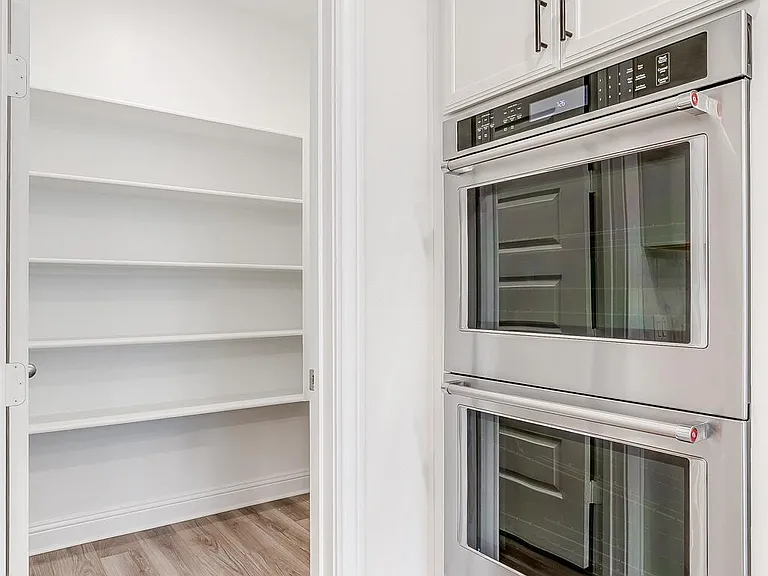 9836 Derbyshire Dr — Photo 14