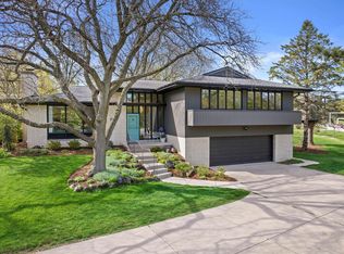 100 W Bergen Dr, Fox Pt, WI 53217