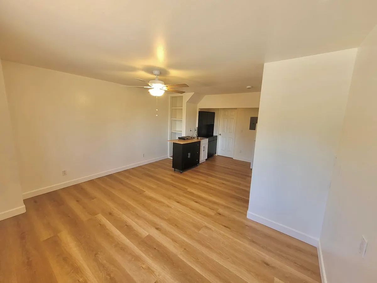 Building Photo - 1550 Encino Dr