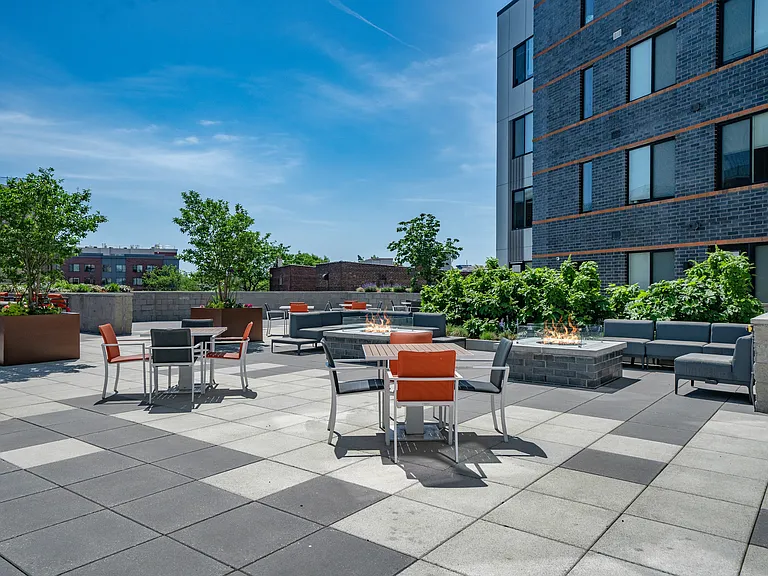 19 East — Photo 18