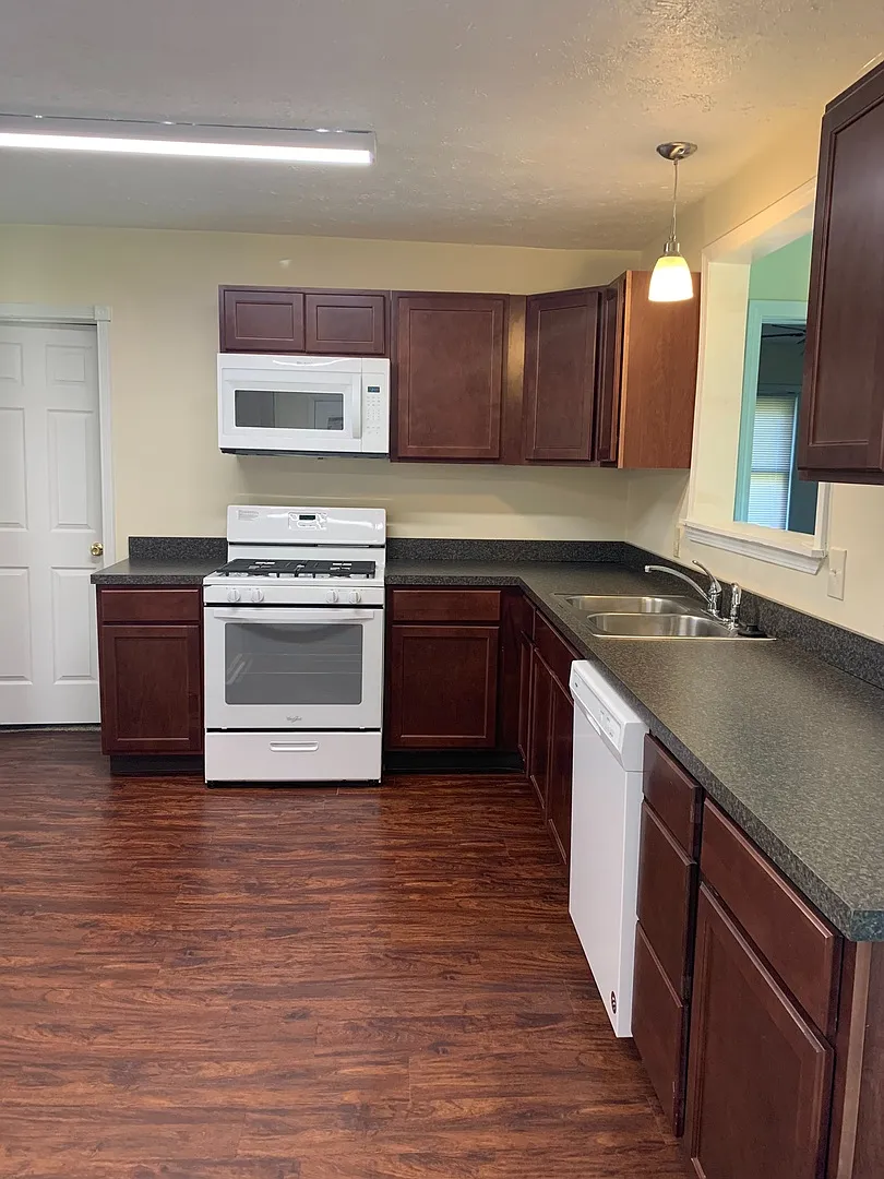869 Shannon Rd. — Photo 2