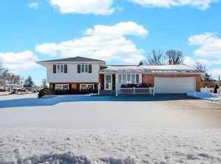 8 Whitebirch Ln, Commack, NY 11725