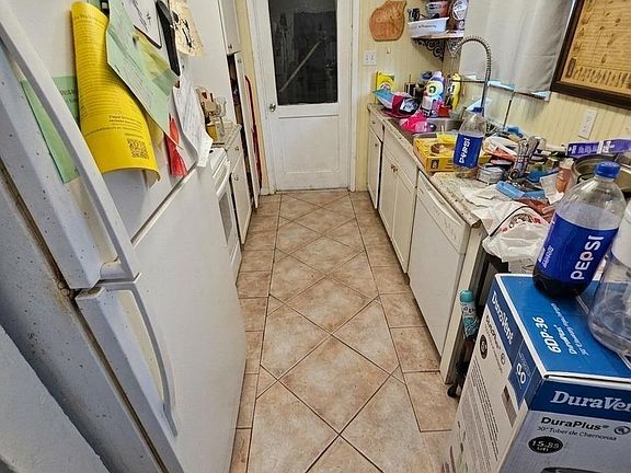5th image of 4843 Wordsworth St