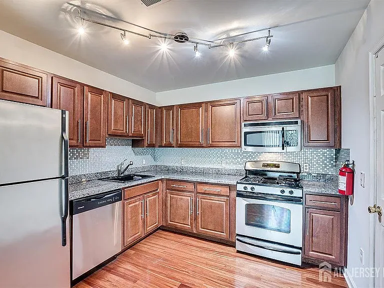 1073 Morning Glory Dr — Photo 1