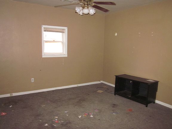2nd image of 1511 Avenue E NW