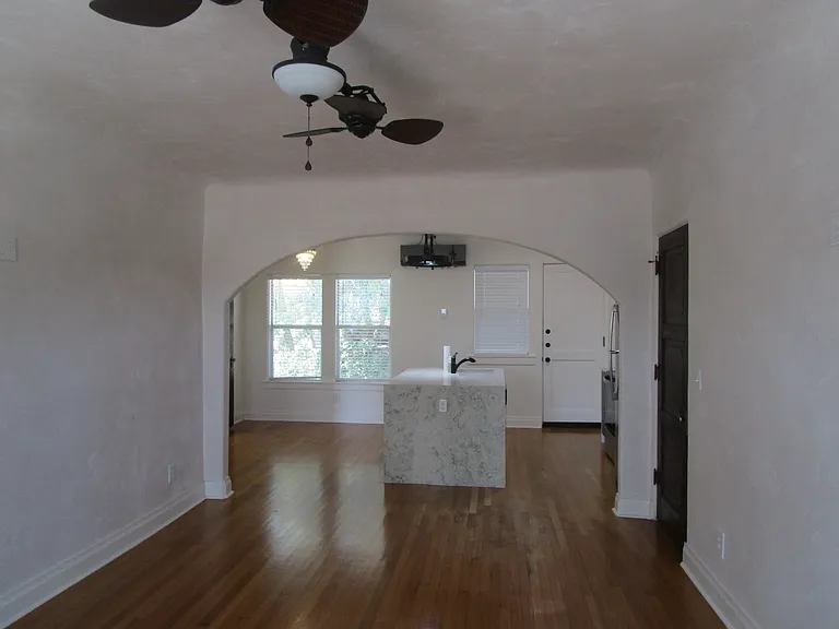 403 W Elsmere Pl — Photo 2