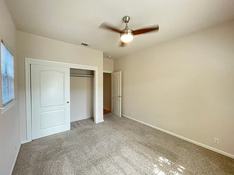 Exceptionally Spacious and Modernized 2x2 Townhouse w/Garage and Washer/Dryer Hookups! — Photo 34
