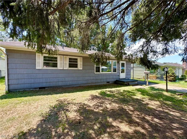 704 Cherry St, Ravenswood, WV 26164