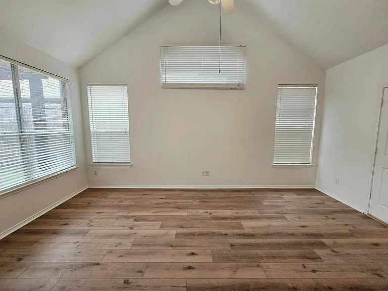 2040 Londonderry Dr — Photo 3