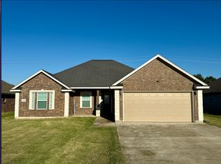 220 Yorktown Ave, Clute, TX 77531