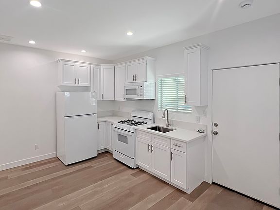 4th image of 131 W 59th Pl #133