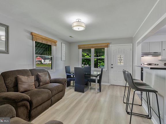 2nd image of 319 Redwood Ave