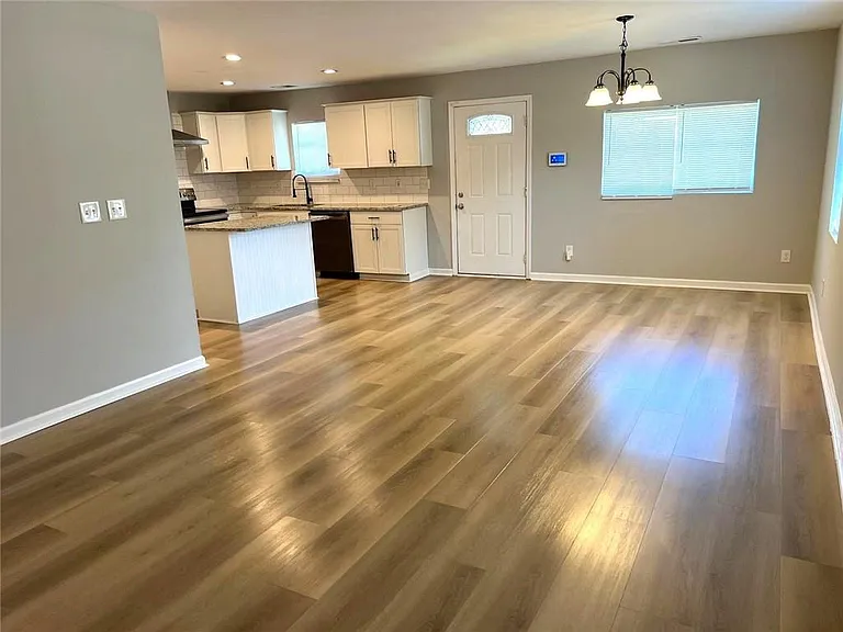566 Rockwell St SW — Photo 6