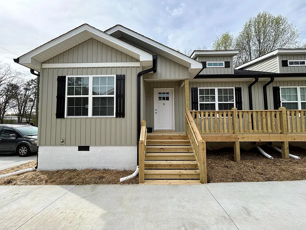 2 bed, 1.0 bath, $1,300 — Photo 1