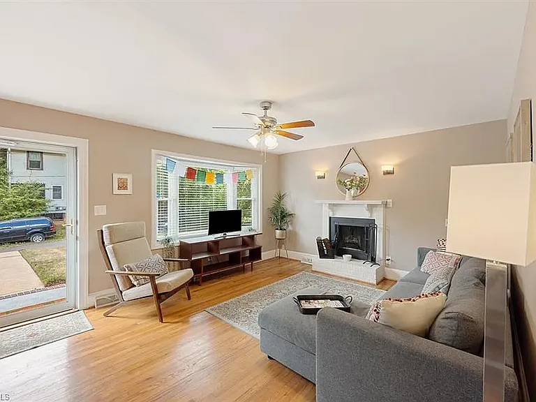 27 W Devonshire St — Photo 2