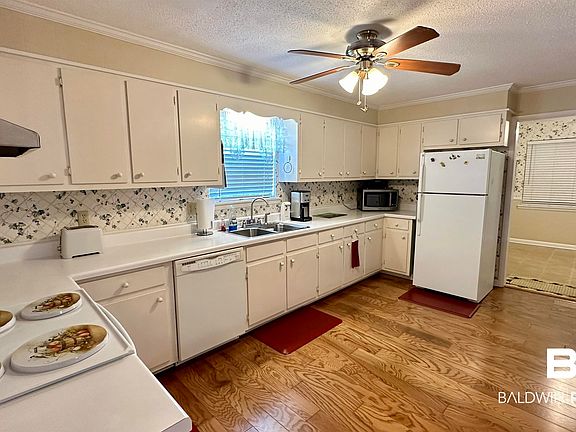 3rd image of 1210 Mixon Ave