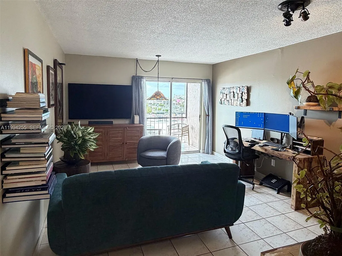 Building Photo - 3640 NW 9th St #505