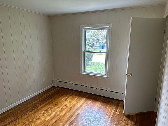 Bedroom/office - front