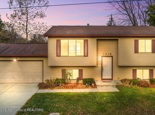 1218 W Herbison Dr, Dewitt, MI 48820