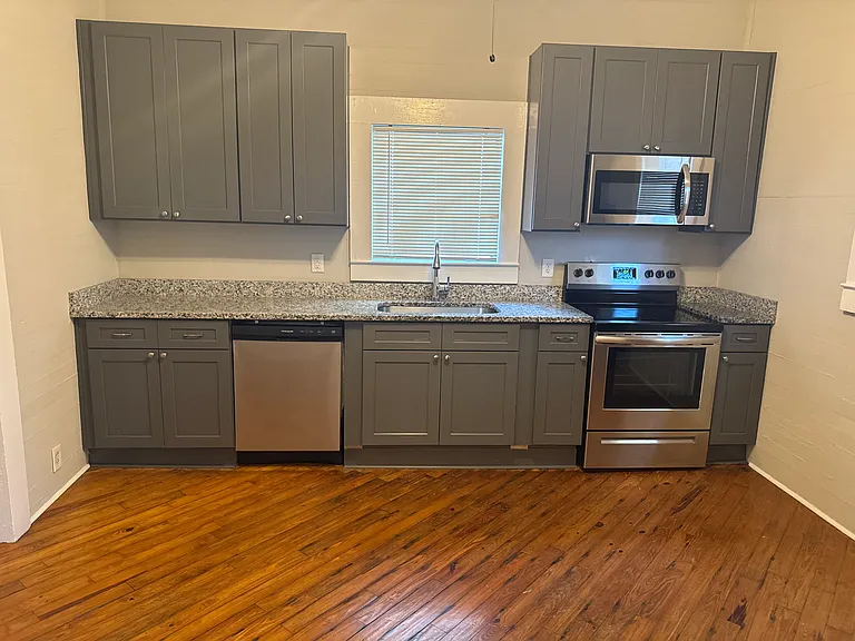 531 S Madison Ave — Photo 2