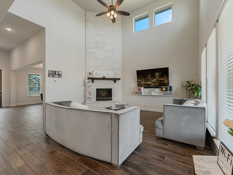 3825 Honey Grove Dr — Photo 6
