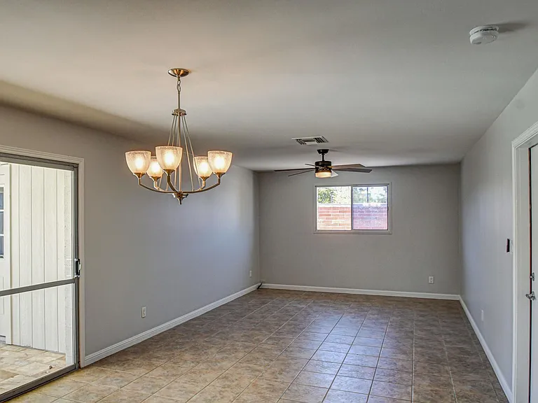 1039 E Geneva Dr — Photo 10