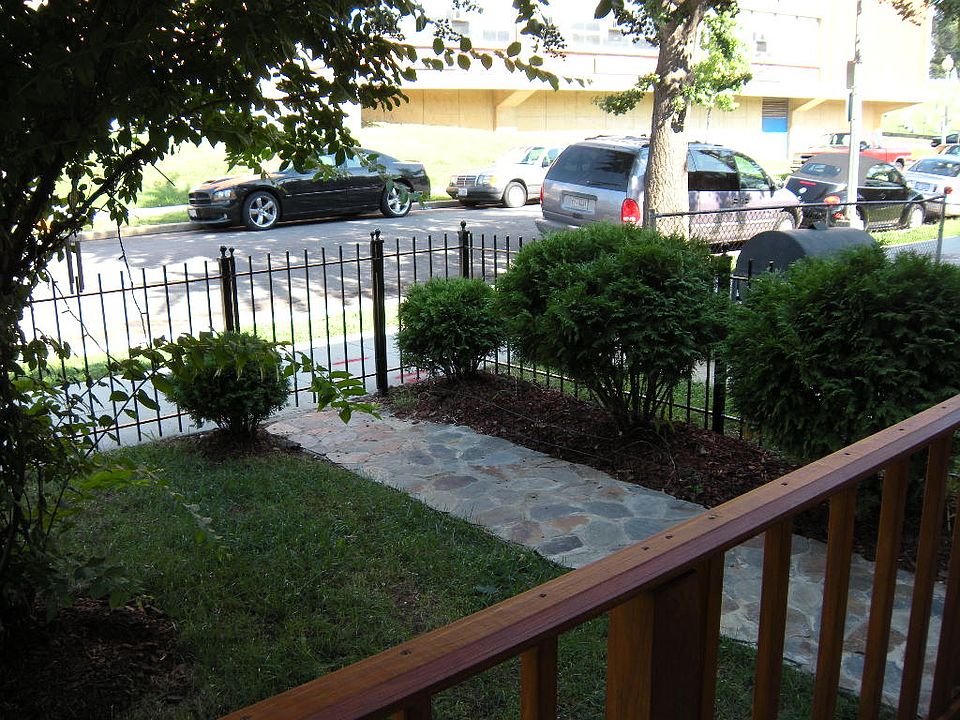 2nd image of 1725 Holbrook St NE