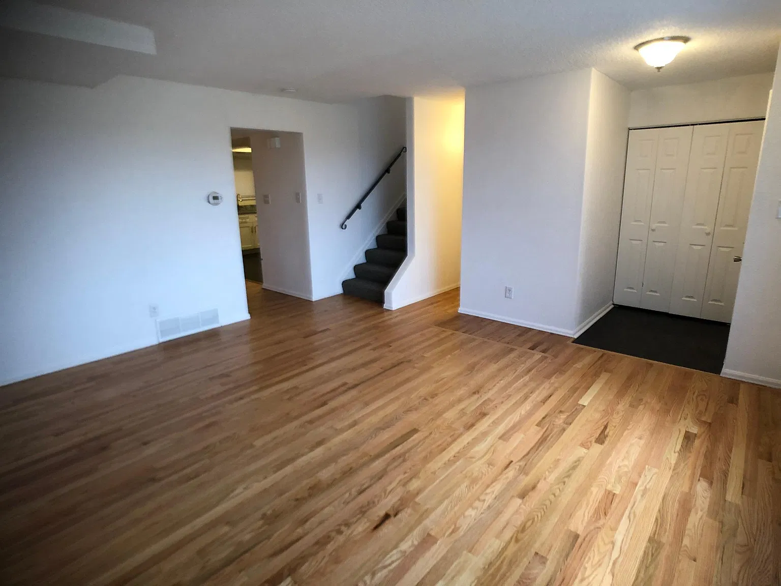 3 bed, 2.5 bath, 1408 sqft, $2,400 — Photo 2