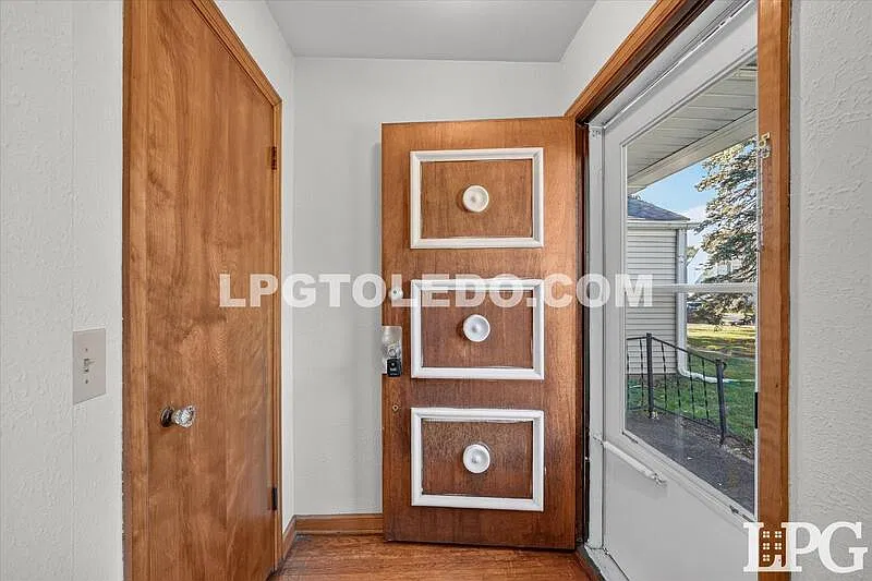 2 bed, 1.0 bath, 978 sqft, $1,100 — Photo 3