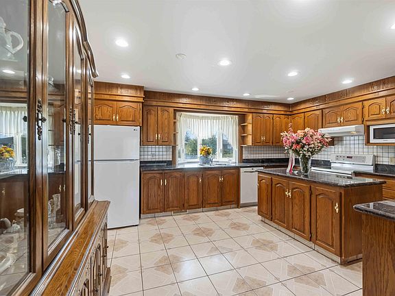 3rd image of 8031 135a Ave NW
