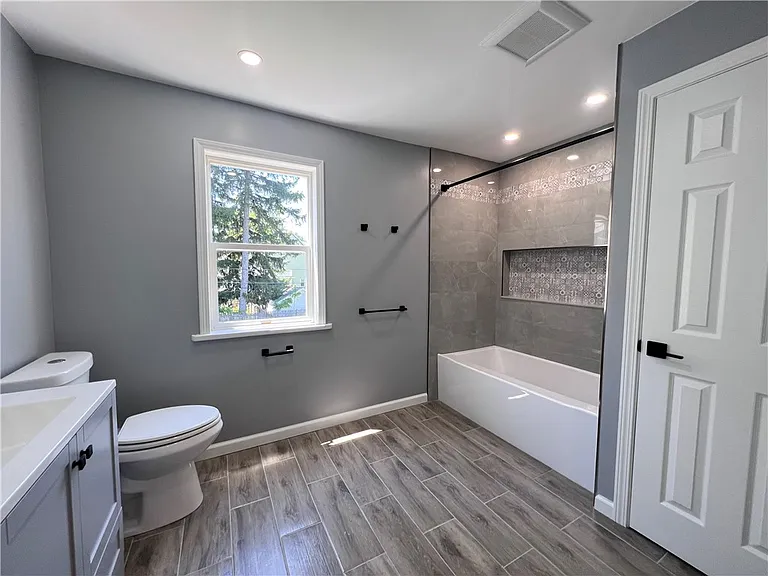 79 Evangeline St — Photo 11