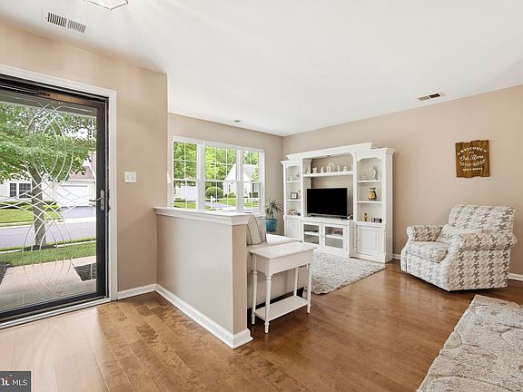 4th image of 657 Chancery Ln