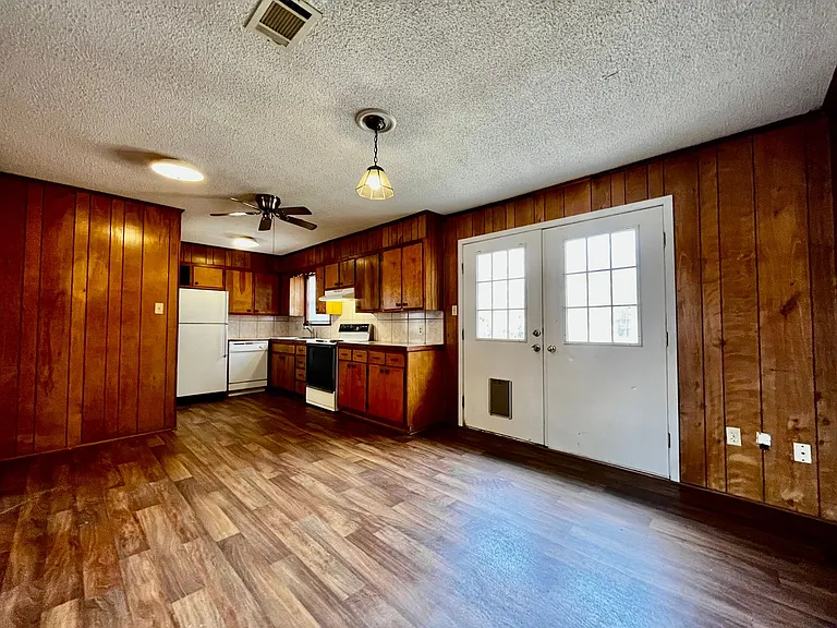 120 Western Hills Dr — Photo 2