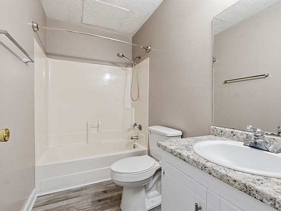 3rd image of 120 Glen Cove Trl