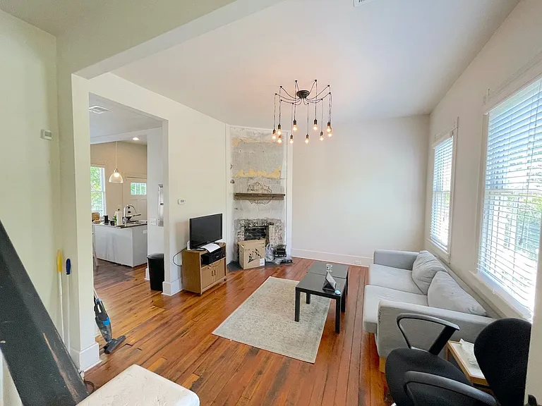 610 E Henry St — Photo 2