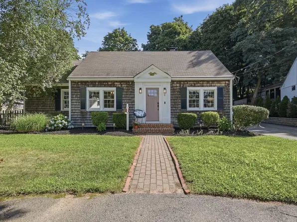 8 Elmwood Cir, Peabody, MA 01960